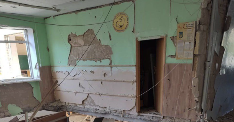 Російські загарбники атакували Корабельний район Херсона: пошкоджені навчальні заклади